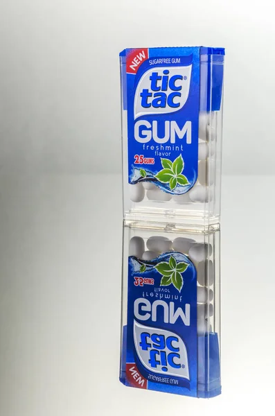 Goma Tic Tac Sem Açúcar Isolada Fundo Gradiente Tic Tacs — Fotografia de Stock