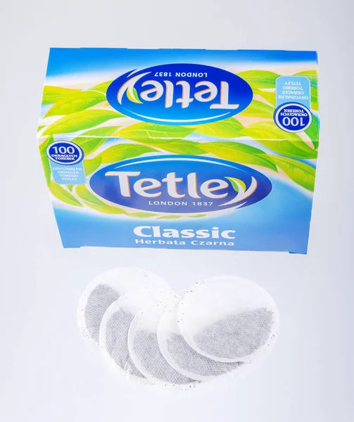 Tetley 茶は白い背景に分離しました Tetley はイギリスの1837年に設立された飲料メーカーです — ストック写真