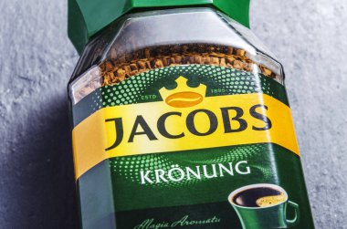 Jacobs Kronung kahvesi arka planda izole edilmiş. Jacobs, Johann Jacobs tarafından 1895 yılında Almanya 'da yapılmış bir kahve markasıdır..