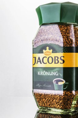 Jacobs Kronung kahvesi arka planda izole edilmiş. Jacobs, Johann Jacobs tarafından 1895 yılında Almanya 'da yapılmış bir kahve markasıdır..