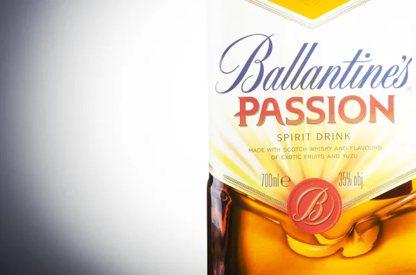 Ballantines Passionsgeist Drink Auf Gefälle Hintergrund Ballantines Ist Blended Scotch — Stockfoto