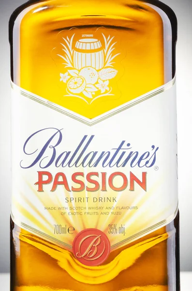 Ballantines Passionsgeist Drink Auf Gefälle Hintergrund Ballantines Ist Blended Scotch — Stockfoto