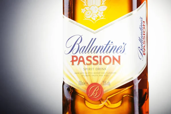 Ballantines Passionsgeist Drink Auf Gefälle Hintergrund Ballantines Ist Blended Scotch — Stockfoto