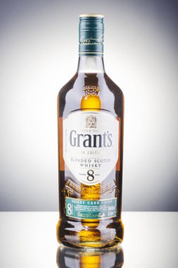 Gradyan arka planda harmanlanmış viski. Grants 1887 'den beri İskoçya' da William Grants ve oğulları tarafından üretiliyor.