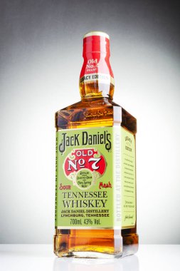 Bir şişe Jack Daniels 'ın 7 numaralı viskisi arka planda izole edilmiş. Jack Daniels 'ın ekşi viskisi 1866' dan beri Tennessee Usa 'da damıtılmıştır.