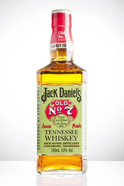 杰克丹尼尔斯的瓶7号威士忌分离的梯度背景 Jack Daniels酸麦芽威士忌自1866年起在田纳西州Usa蒸馏 — 图库照片