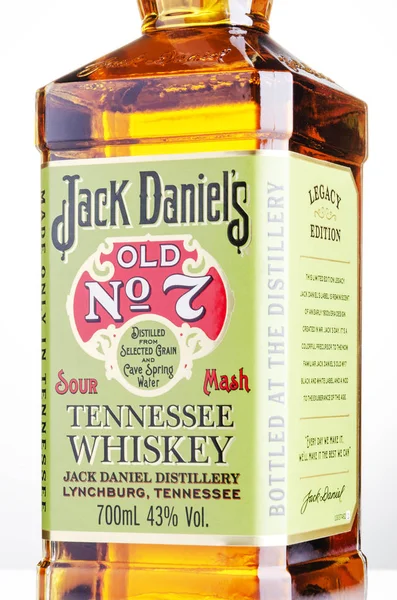 Fles Jack Daniels Old Whisky Geïsoleerd Een Hellende Ondergrond Jack — Stockfoto