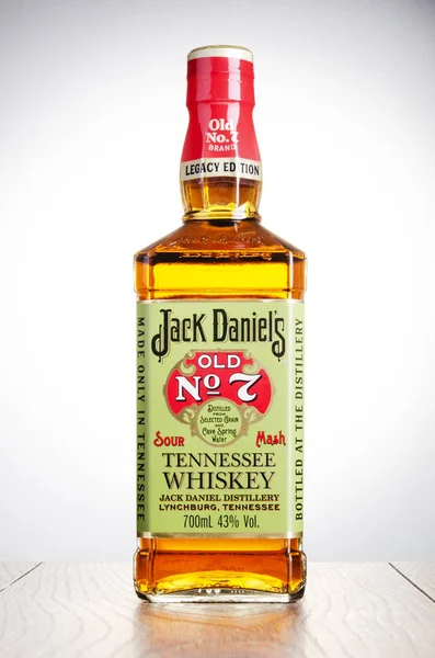 Fles Jack Daniels Old Whisky Geïsoleerd Een Hellende Ondergrond Jack — Stockfoto