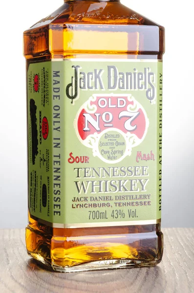 Fles Jack Daniels Old Whisky Geïsoleerd Een Hellende Ondergrond Jack — Stockfoto