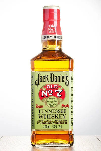 Fles Jack Daniels Old Whisky Geïsoleerd Een Hellende Ondergrond Jack — Stockfoto