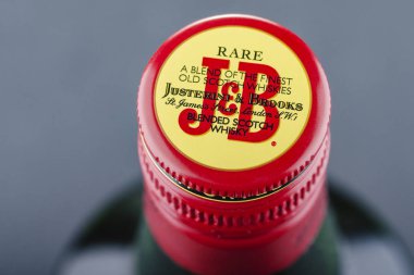 Taştan arka planda J & B karıştırılmış viski. Justerini ve Brooks 'un sahibi çok uluslu Diageo plc.. 