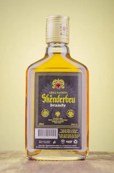 Flasche Original Albanischen Brandy Skenderbeu Auf Dem Hintergrund Des Gefälles — Stockfoto