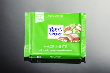 Ritter Spor Çikolatası gradyan arka planda izole edilmiş. Ritter Sport 1912 yılında Stuttgart-Bad Cannstatt, Almanya 'da kuruldu.