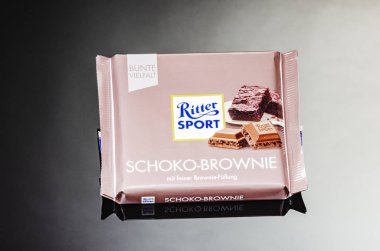 Ritter Spor Çikolatası gradyan arka planda izole edilmiş. Ritter Sport 1912 yılında Stuttgart-Bad Cannstatt, Almanya 'da kuruldu.