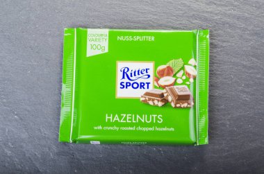 Ritter Spor Çikolatası, arka planda izole edilmiş. Ritter Sport 1912 yılında Stuttgart-Bad Cannstatt, Almanya 'da kuruldu.