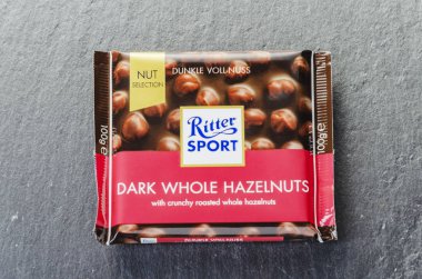 Ritter Spor Çikolatası, arka planda izole edilmiş. Ritter Sport 1912 yılında Stuttgart-Bad Cannstatt, Almanya 'da kuruldu.