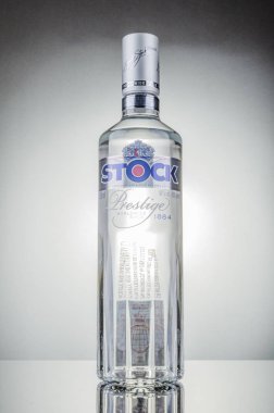 Derece arka planda stok prestij votkası. Prestij, 2009 yılında Polonya 'da piyasaya sürülen lüks bir votkadır..