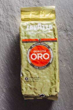 Lavazza kahvesi arka planda izole edilmiş. Luigi Lavazza Spa, İtalyan kahve ürünleri üreticisi. 1895 yılında Luigi Lavazza tarafından Torino 'da kuruldu..