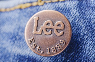 Giysilerdeki Lee düğmesine yakın çekim. Lee, ilk olarak 1889 yılında Salina, Kansas, Usa 'da üretilen bir kot pantolon markasıdır..