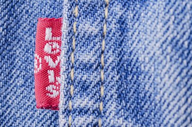 Levi Strauss etiketinin kapanışı. Levi Strauss & Co., Levis marka kot pantolonu ile dünya çapında tanınan bir Amerikan giyim şirketidir. 1853 'te kuruldu..