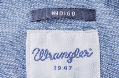 Wrangler etiketinin bir tişörte yakın çekimi. Wrangler, Amerikalı kot üreticisi. Karargahı Greensboro, Kuzey Carolina, Usa 'dadır.