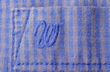 Wrangler etiketinin bir tişörte yakın çekimi. Wrangler, Amerikalı kot üreticisi. Karargahı Greensboro, Kuzey Carolina, Usa 'dadır.