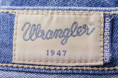 Kot pantolondaki Wrangler etiketine yakın çekim. Wrangler, Amerikalı kot üreticisi. Karargahı Greensboro, Kuzey Carolina, Usa 'dadır.