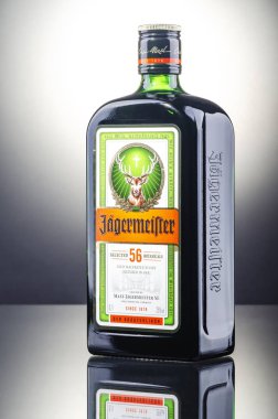 Jagermeister sindirim sistemi gradyan arka planda. Jagermeister 56 bitki ve baharatla yapıldı. Mast-Jagermeister Se, Almanya 'da üretilmiştir.