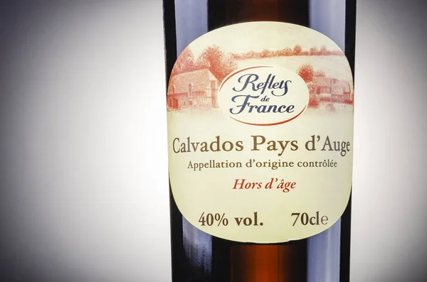 Flasche Calvados Auf Dem Hintergrund Des Gefälles Calvados Ist Eine — Stockfoto