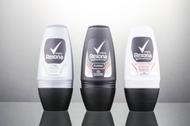 Rexona deodorantı, gradyan arkaplanda izole edildi. Rexona, Avustralya 'da kurulmuş ve Unilever tarafından üretilen bir deodorant ve terleme önleyici markadır..