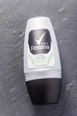 Rexona deodorantı, taş kaplama arka planda izole edilmiş. Rexona, Avustralya 'da kurulmuş ve Unilever tarafından üretilen bir deodorant ve terleme önleyici markadır..