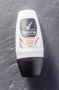 Rexona deodorantı, taş kaplama arka planda izole edilmiş. Rexona, Avustralya 'da kurulmuş ve Unilever tarafından üretilen bir deodorant ve terleme önleyici markadır..