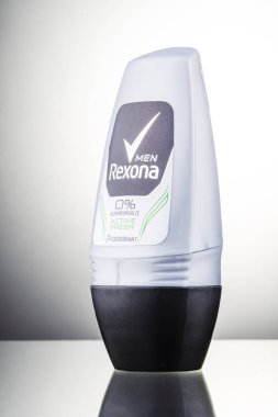 Rexona deodorantı, gradyan arkaplanda izole edildi. Rexona, Avustralya 'da kurulmuş ve Unilever tarafından üretilen bir deodorant ve terleme önleyici markadır..