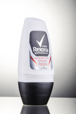 Rexona deodorantı, gradyan arkaplanda izole edildi. Rexona, Avustralya 'da kurulmuş ve Unilever tarafından üretilen bir deodorant ve terleme önleyici markadır..