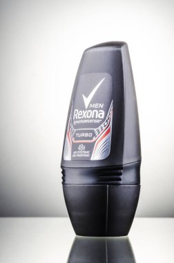 Rexona deodorantı, gradyan arkaplanda izole edildi. Rexona, Avustralya 'da kurulmuş ve Unilever tarafından üretilen bir deodorant ve terleme önleyici markadır..