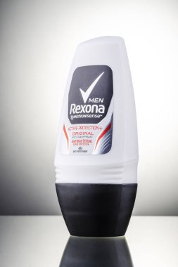 Rexona deodorantı, gradyan arkaplanda izole edildi. Rexona, Avustralya 'da kurulmuş ve Unilever tarafından üretilen bir deodorant ve terleme önleyici markadır..