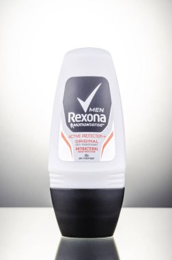 Rexona deodorantı, gradyan arkaplanda izole edildi. Rexona, Avustralya 'da kurulmuş ve Unilever tarafından üretilen bir deodorant ve terleme önleyici markadır..