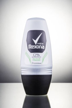 Rexona deodorantı, gradyan arkaplanda izole edildi. Rexona, Avustralya 'da kurulmuş ve Unilever tarafından üretilen bir deodorant ve terleme önleyici markadır..