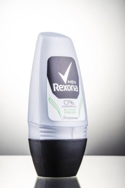 Rexona deodorantı, gradyan arkaplanda izole edildi. Rexona, Avustralya 'da kurulmuş ve Unilever tarafından üretilen bir deodorant ve terleme önleyici markadır..