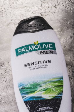 Palmolive duş jeli, Amerikan Colgate-Palmolive Company tarafından 1806 'da kurulan gradyan arka planda izole edildi..
