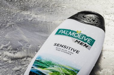 Palmolive duş jeli, Amerikan Colgate-Palmolive Company tarafından 1806 'da kurulan gradyan arka planda izole edildi..