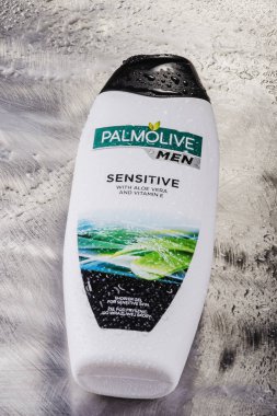 Palmolive duş jeli, Amerikan Colgate-Palmolive Company tarafından 1806 'da kurulan gradyan arka planda izole edildi..