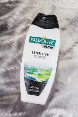 Palmolive duş jeli, Amerikan Colgate-Palmolive Company tarafından 1806 'da kurulan gradyan arka planda izole edildi..