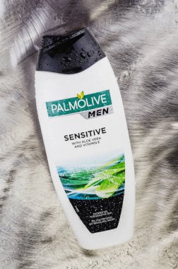 Palmolive duş jeli, Amerikan Colgate-Palmolive Company tarafından 1806 'da kurulan gradyan arka planda izole edildi..
