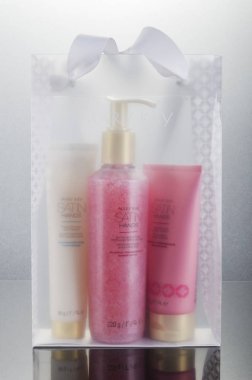 Mary Kay saten eller, kozmetik ürünler, arka planda izole edilmiş. Mary Kay, Dallas 'ın dışındaki Inaddison, Teksas' ta yaşıyor. Şirket 1963 yılında Mary Kay Ashin tarafından kuruldu..