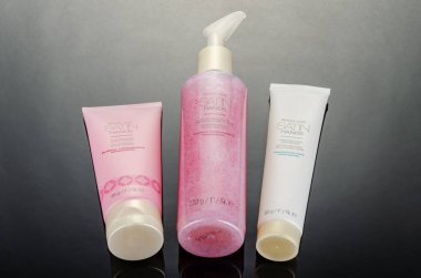 Mary Kay saten eller, kozmetik ürünler, arka planda izole edilmiş. Mary Kay, Dallas 'ın dışındaki Inaddison, Teksas' ta yaşıyor. Şirket 1963 yılında Mary Kay Ashin tarafından kuruldu..