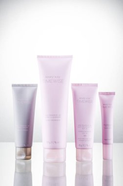 Mary Kay kozmetik seti gradyan arka planda izole edildi. Mary Kay, Dallas 'ın dışındaki Inaddison, Teksas' ta yaşıyor. Şirket 1963 yılında Mary Kay Ashin tarafından kuruldu..