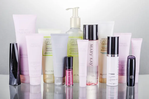 Set Cosméticos Mary Kay Aislados Sobre Fondo Degradado Mary Kay —  Fotos de Stock