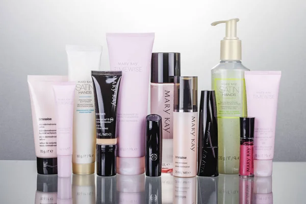 Mary Kay kozmetik seti gradyan arka planda izole edildi. Mary Kay, Dallas 'ın dışındaki Inaddison, Teksas' ta yaşıyor. Şirket 1963 yılında Mary Kay Ashin tarafından kuruldu..