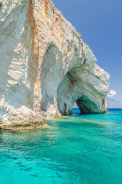 Yunanistan 'ın Zakynthos adasının kuzey doğu kıyısındaki mavi mağaraların muhteşem mavi suları